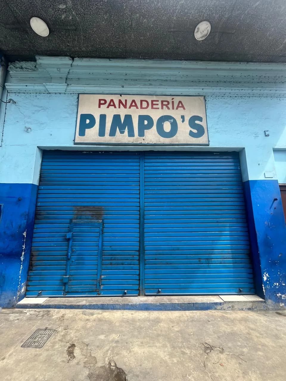 Fachada de Panadería Pimpo's con su toldo azul