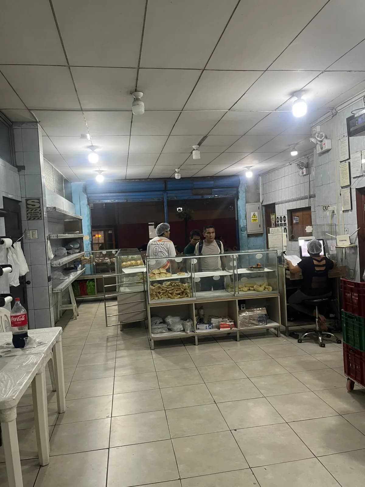 Interior de la tienda con los estantes de productos